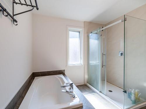 Salle de bains attenante Ã  la CCP - 30 Rue Du Croissant-Perlé, La Prairie, QC - Indoor Photo Showing Bathroom