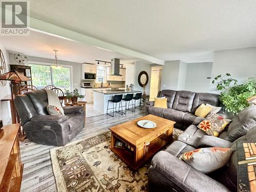 657 Johnson Crescent, Oliver, BC - Indoor Photo Showing Living Room
