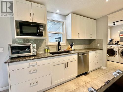 657 Johnson Crescent, Oliver, BC - Indoor Photo Showing Kitchen