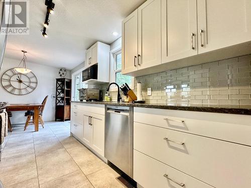 657 Johnson Crescent, Oliver, BC - Indoor Photo Showing Kitchen With Upgraded Kitchen