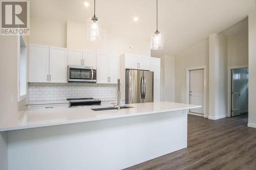 4926 Timber Ridge  Road Unit# 39, Windermere, BC - Indoor Photo Showing Kitchen With Upgraded Kitchen