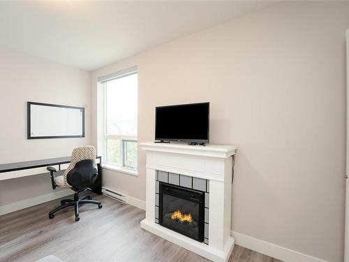 204-119 Haliburton St, Nanaimo, BC - Indoor Photo Showing Living Room With Fireplace
