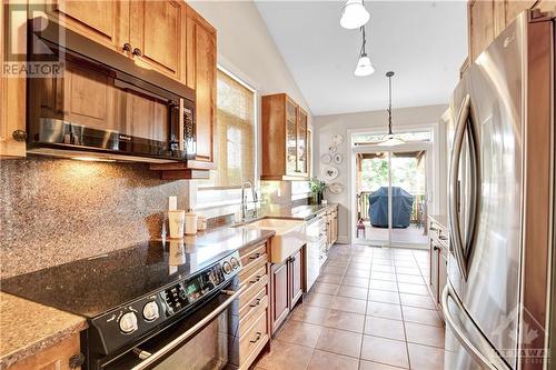 135 Royal Landing Gate, Kemptville, ON - Indoor Photo Showing Kitchen With Upgraded Kitchen