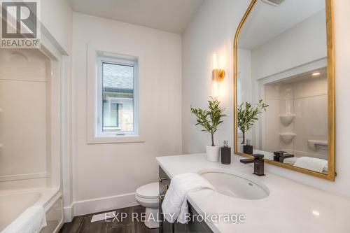 19 Carriage Crossing, Mapleton, ON - Indoor Photo Showing Bathroom