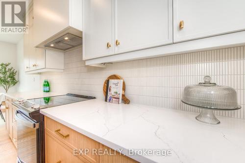 19 Carriage Crossing, Mapleton, ON - Indoor Photo Showing Kitchen