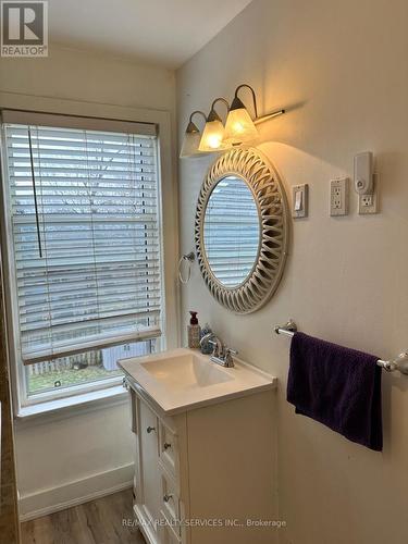 5042 Ontario Avenue, Niagara Falls, ON - Indoor Photo Showing Bathroom