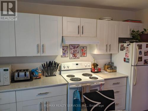 5042 Ontario Ave, Niagara Falls, ON - Indoor Photo Showing Kitchen