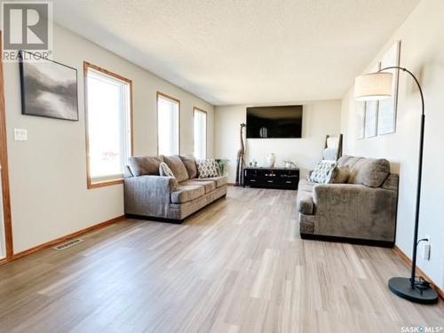 518 Colonel Otter Drive, Swift Current, SK - Indoor Photo Showing Living Room