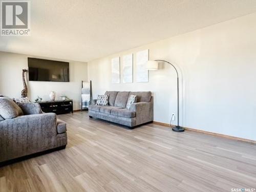 518 Colonel Otter Drive, Swift Current, SK - Indoor Photo Showing Living Room