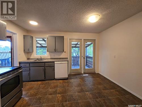 A & B 9012 Panton Avenue, North Battleford, SK - Indoor Photo Showing Kitchen