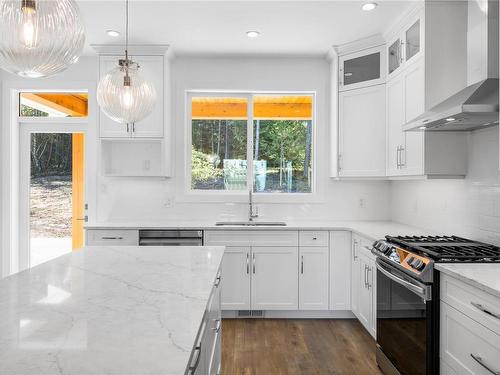 7221 Aulds Rd, Lantzville, BC - Indoor Photo Showing Kitchen With Upgraded Kitchen