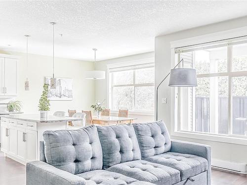 6401 Thyme Pl, Nanaimo, BC - Indoor Photo Showing Living Room