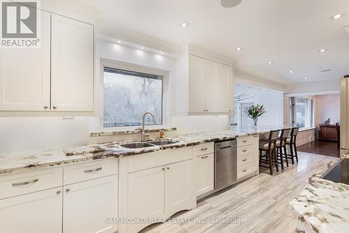 1269 Stavebank Road, Mississauga, ON - Indoor Photo Showing Kitchen With Double Sink With Upgraded Kitchen