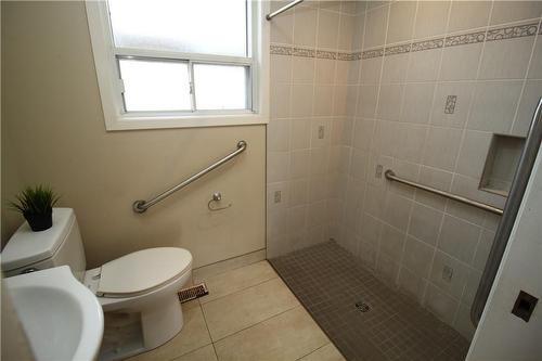 3Pc Bath Roll in shower - 323 Tragina Avenue N, Hamilton, ON - Indoor Photo Showing Bathroom