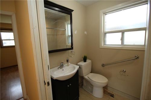 323 Tragina Avenue N, Hamilton, ON - Indoor Photo Showing Bathroom
