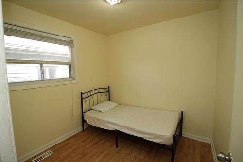 Bedroom 1 - 323 Tragina Avenue N, Hamilton, ON - Indoor Photo Showing Bedroom