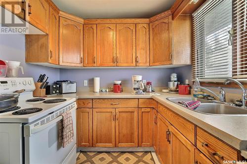 914 Garry Street, Regina, SK - Indoor Photo Showing Kitchen With Double Sink
