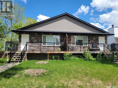 A & B 628 Saskatchewan Avenue, Kerrobert, SK - Outdoor With Deck Patio Veranda