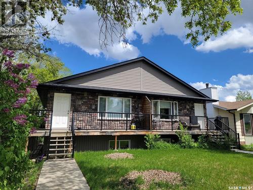 A & B 628 Saskatchewan Avenue, Kerrobert, SK - Outdoor With Deck Patio Veranda