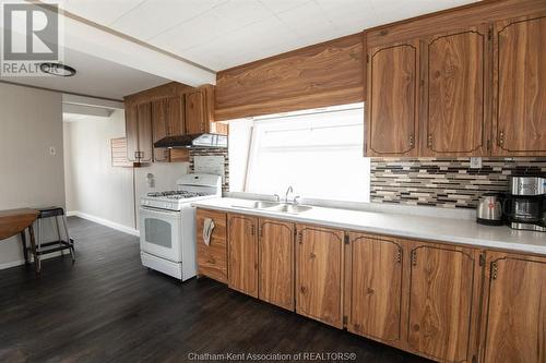 121 First Street, Wallaceburg, ON - Indoor Photo Showing Kitchen With Double Sink