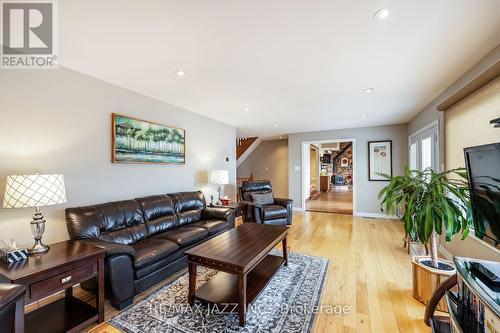 825 Southview Dr, Otonabee-South Monaghan, ON - Indoor Photo Showing Living Room