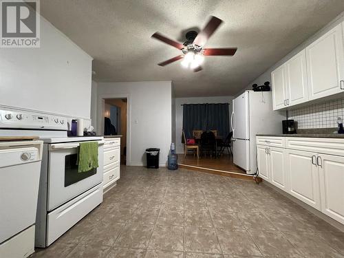 417 98 Avenue, Dawson Creek, BC - Indoor Photo Showing Kitchen