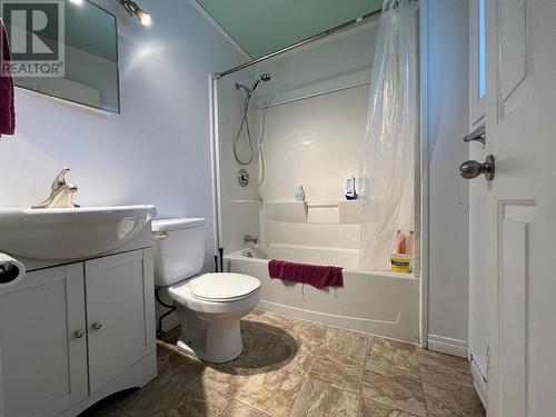 417 98 Avenue, Dawson Creek, BC - Indoor Photo Showing Bathroom