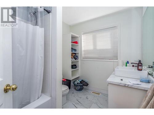 483 Parfitt Court, Kelowna, BC - Indoor Photo Showing Bathroom