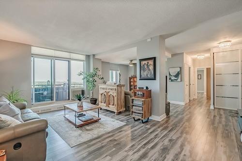 5250 Lakeshore Road|Unit #1907, Burlington, ON - Indoor Photo Showing Living Room