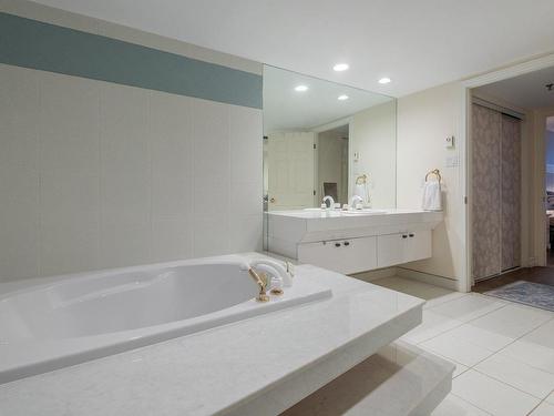 Ensuite bathroom - 304-3 Boul. Simard, Saint-Lambert, QC - Indoor Photo Showing Bathroom