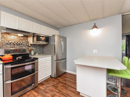 5892 Bates Rd, Courtenay, BC - Indoor Photo Showing Kitchen