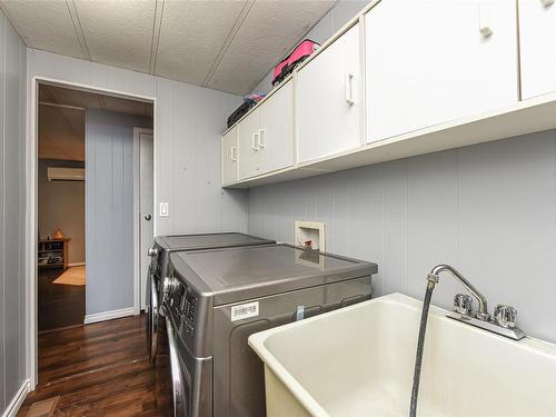 5892 Bates Rd, Courtenay, BC - Indoor Photo Showing Laundry Room