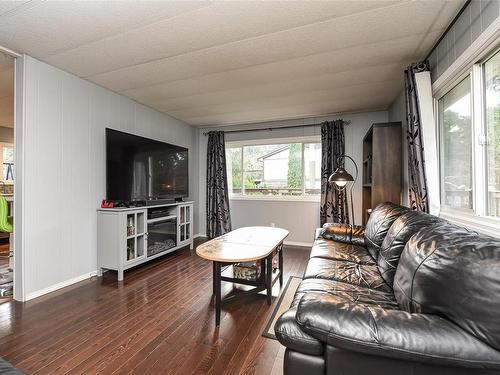 5892 Bates Rd, Courtenay, BC - Indoor Photo Showing Living Room