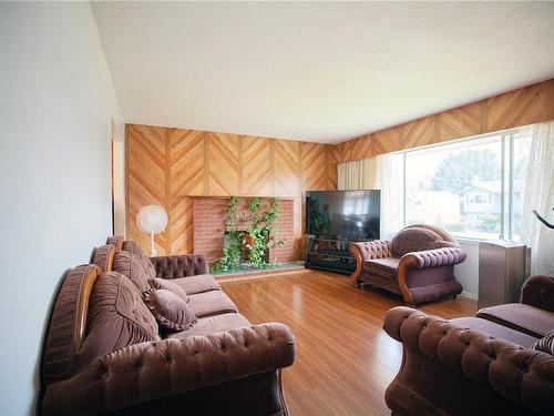 3125 Highfield Rd, Duncan, BC - Indoor Photo Showing Living Room With Fireplace
