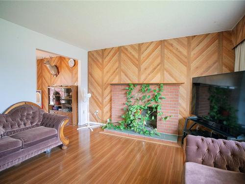 3125 Highfield Rd, Duncan, BC - Indoor Photo Showing Living Room