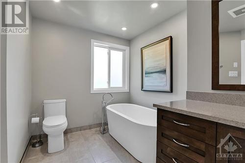 Primary Bedroom Ensuite with floating tub - 1841 Hunters Run Drive, Ottawa, ON - Indoor Photo Showing Bathroom