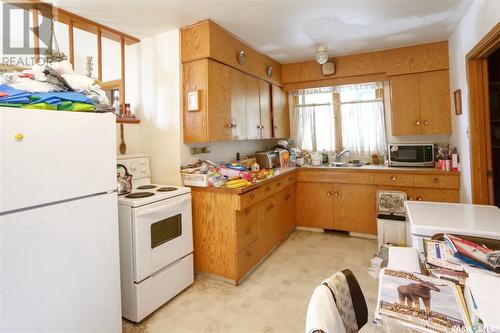158 Athabasca Street W, Moose Jaw, SK - Indoor Photo Showing Kitchen With Double Sink