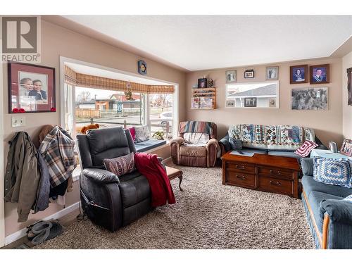 150 Mugford Road, Kelowna, BC - Indoor Photo Showing Living Room