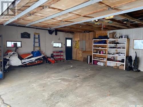 533 Manitoba Avenue, Kerrobert, SK - Indoor Photo Showing Garage