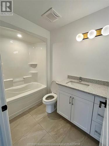 3817 Howard Unit# 316, Windsor, ON - Indoor Photo Showing Bathroom
