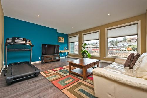 119 Willows Place, Oliver, BC - Indoor Photo Showing Living Room