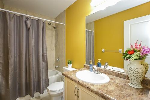 51 Redcedar Crescent, Stoney Creek, ON - Indoor Photo Showing Bathroom
