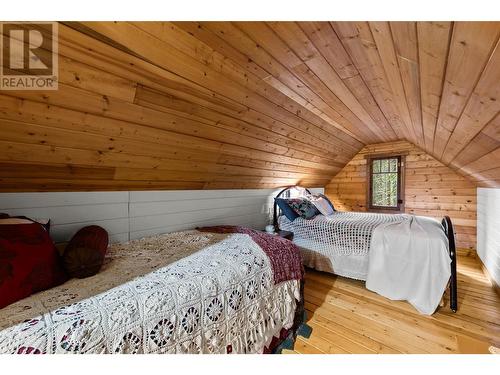 6057 Line 17, Magna Bay, BC - Indoor Photo Showing Bedroom