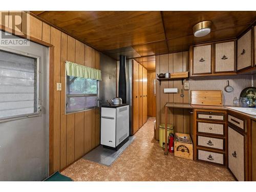 6057 Line 17, Magna Bay, BC - Indoor Photo Showing Kitchen