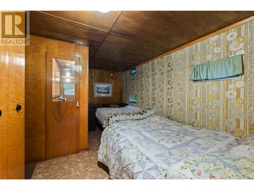 6057 Line 17, Magna Bay, BC - Indoor Photo Showing Bedroom