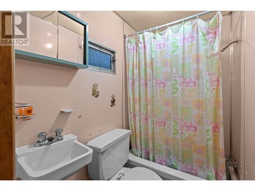 6057 Line 17, Magna Bay, BC - Indoor Photo Showing Bathroom