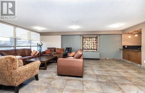 2001 315 5Th Avenue N, Saskatoon, SK - Indoor Photo Showing Living Room