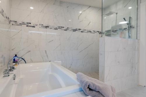 3429 8Th Avenue, Castlegar, BC - Indoor Photo Showing Bathroom