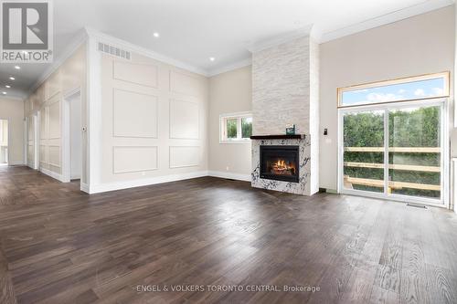 132 Fox St N, Penetanguishene, ON - Indoor Photo Showing Living Room With Fireplace