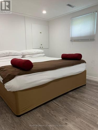 B - 3485 Oakglade Crescent, Mississauga, ON - Indoor Photo Showing Bedroom